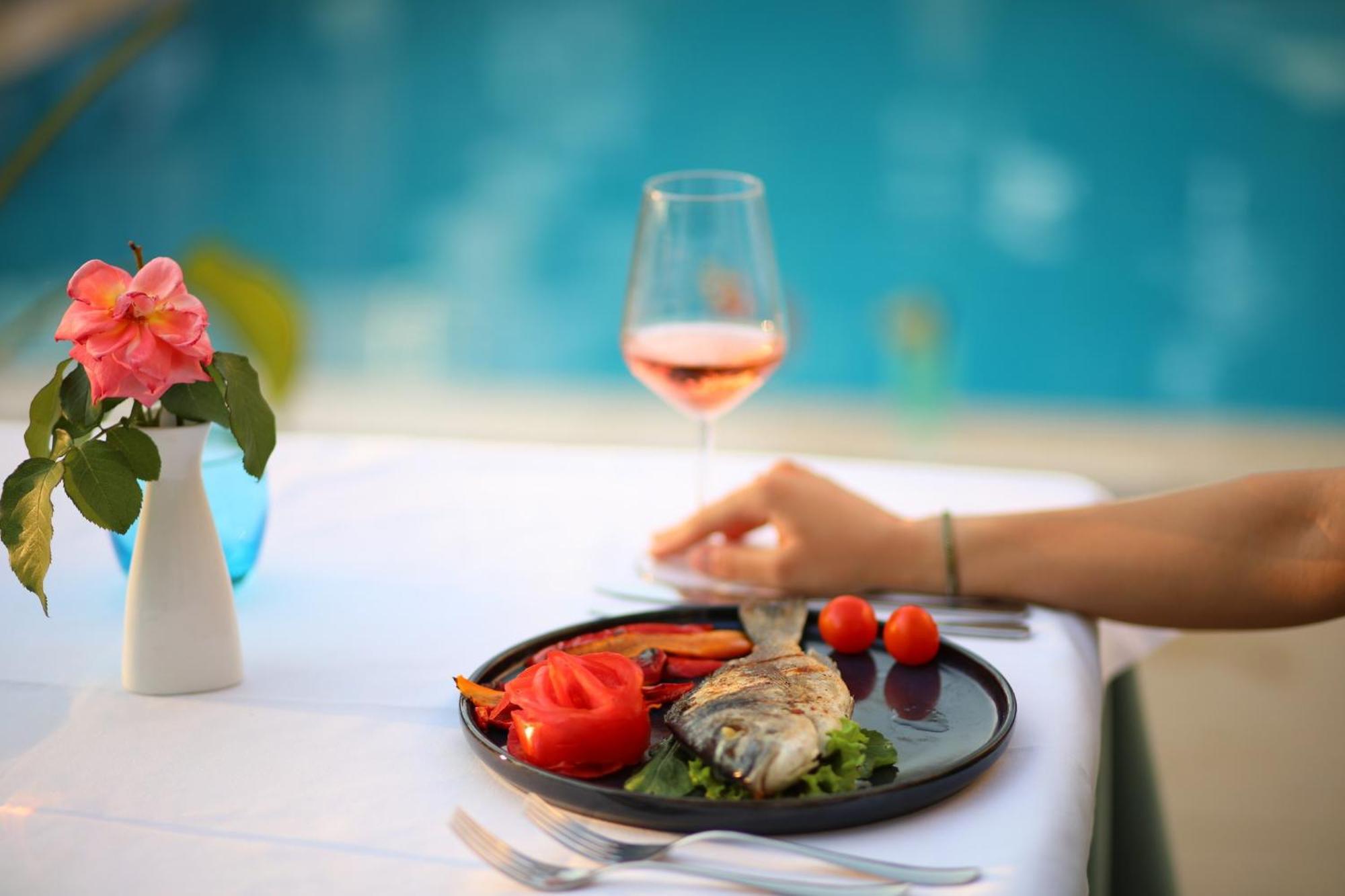 Marbella Beach Hotel Голем Экстерьер фото